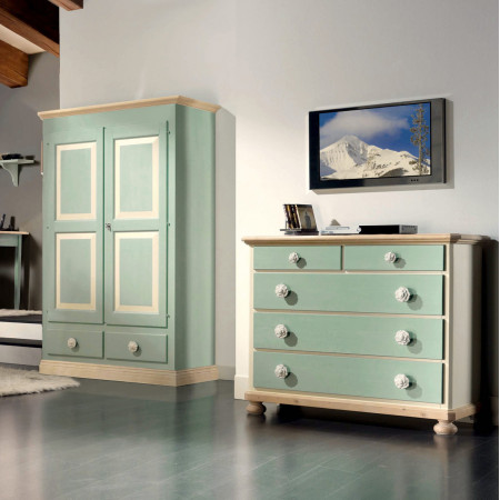 Cameretta in legno massello di abete, dettaglio del comò