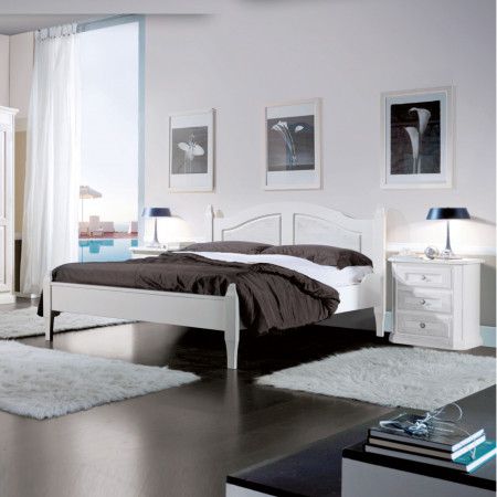 Comodino 3 cassetto in abete spazzolato bianco in ambiente elegante