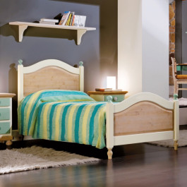 Letto in legno di abete, dettagli verdi, ambientato Letto in legno di abete con dettagli verdi, ambientato