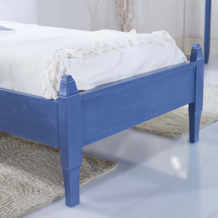 Dettaglio del letto singolo in abete massello blu