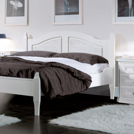 Letto in abete spazzolato bianco con dettaglio piedini