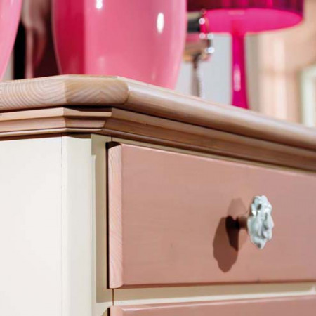 Dettaglio cassettiera rosa, cameretta legno abete massello