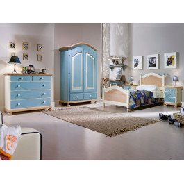 Sedia in abete con fondo in legno, dettaglio ambiente