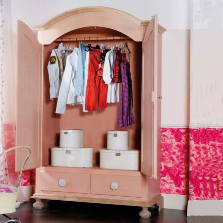 Armadio in legno massello di abete con interno rosa
