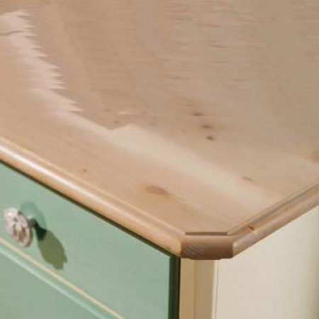 Cameretta in legno massello di abete, dettaglio del comò