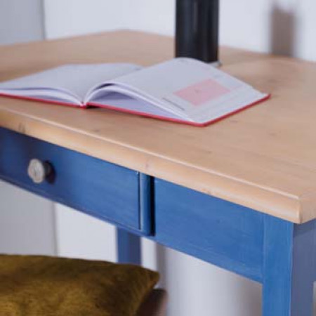 Dettaglio scrittoio in legno di abete massello blu