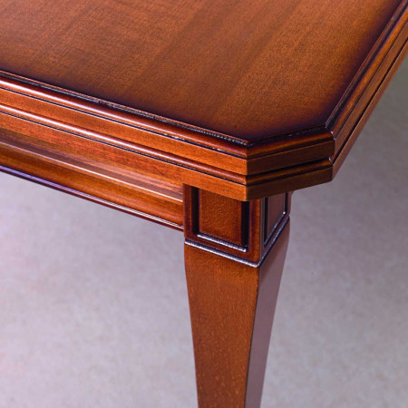 Dettaglio gambe tavolo classico in legno allungabile