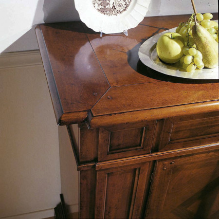 Dettaglio del legno della credenza 2 porte 2 cassetti