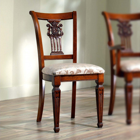 Sedia classica in legno con schienale intagliato e dettagli su gambe