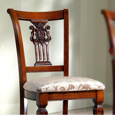 Sedia classica in legno con schienale dettagliato