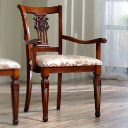Sedia classica in legno con schienale dettagliato