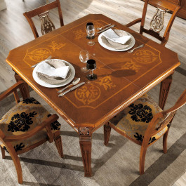 Sedia classica in legno con schienale dettagliato