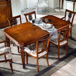 Sedia classica in legno con schienale dettagliato