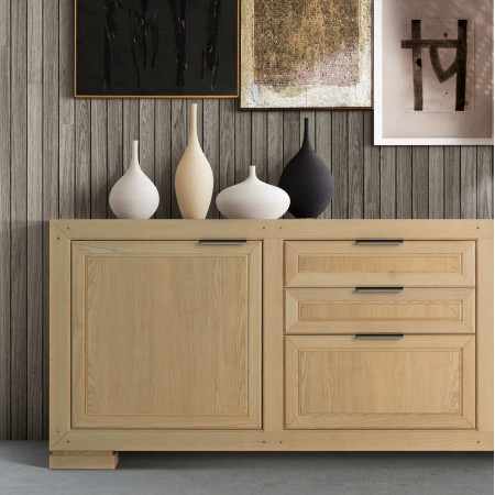 Credenza moderna 2 porte 2 cassetti e cestone, dettaglio vasi decorativi