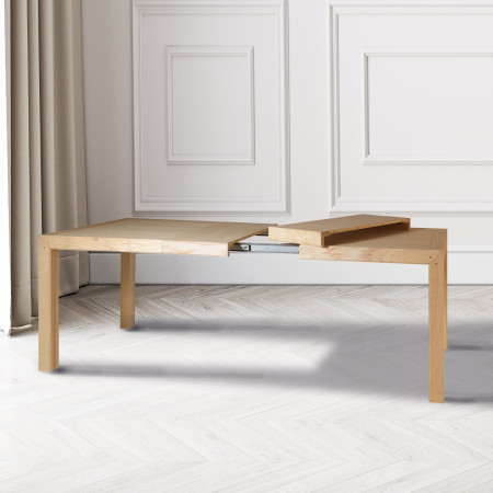 Tavolo in frassino allungabile in ambiente moderno con luce naturale
