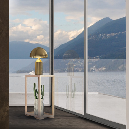 Porta vasi in legno di frassino con vista lago