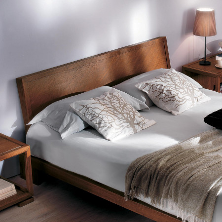 Letto 2 piazze in legno massello di frassino con testata sagomata