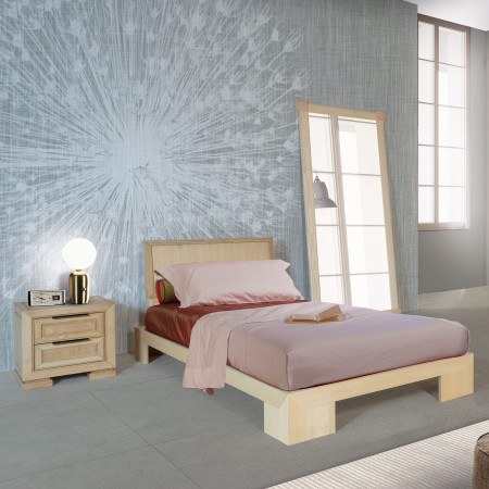 Specchiera alta in legno massello riflette la luce