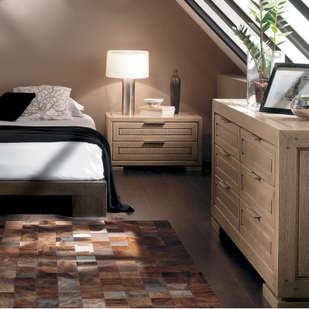 Comodino 2 cassetti legno di frassino in un ambiente moderno