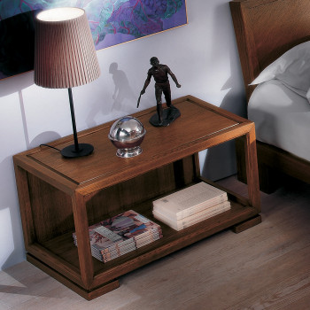 Comodino a giorno in legno di frassino con oggetti decorativi