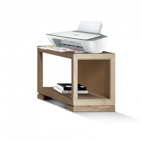 Comodino a giorno in legno di frassino con libri
