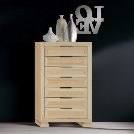Cassettiera sette cassetti in legno bianco ambientata