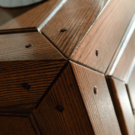 Dettaglio angolo credenza due ante due cassetti