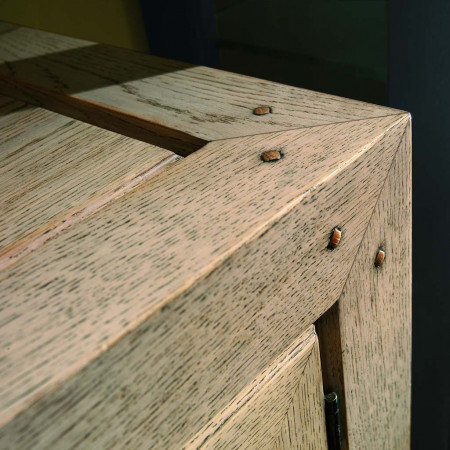 Dettaglio legno credenza due ante due cassetti