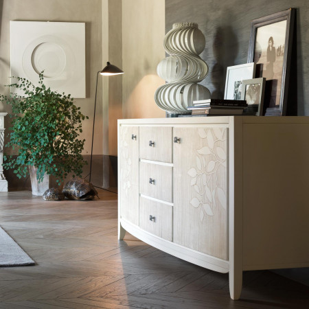 Credenza sagomata con decoro foglia in legno massello