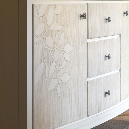 Dettaglio della credenza sagomata con decoro foglia