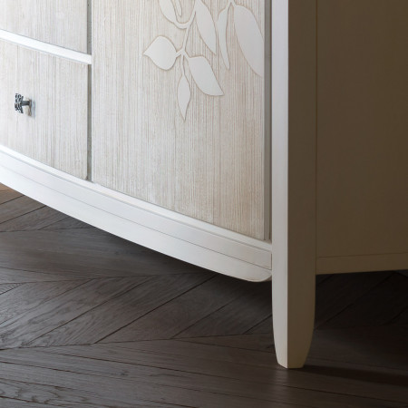 Dettaglio decoro foglia su credenza sagomata