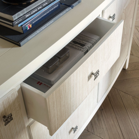 Credenza sagomata con decoro foglia, dettaglio cassetti