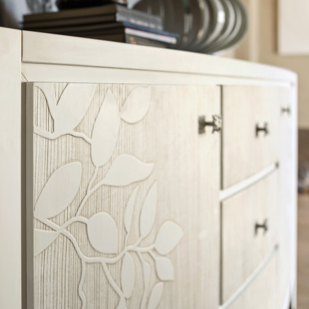Dettaglio decoro foglia su credenza sagomata