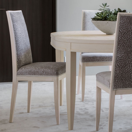 Sedia in legno imbottita stile contemporaneo con dettaglio seduta