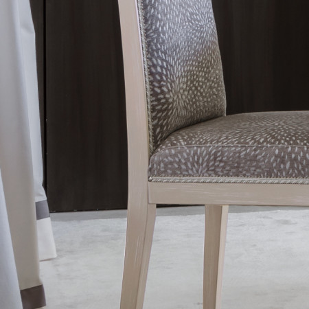 Dettaglio sedia in legno imbottita stile contemporaneo