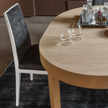 Sedia in legno imbottita stile contemporaneo accanto a tavolo moderno