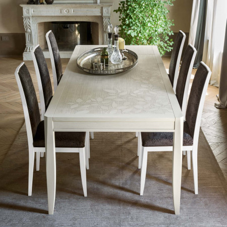 Tavolo con decoro foglia, vista del piano in legno