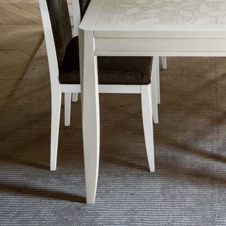 Dettaglio del tavolo con decoro foglia allungabile