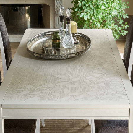 Tavolo con decoro foglia, dettaglio piano legno