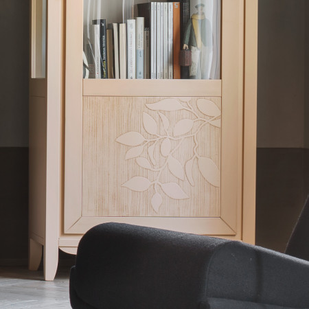 Dettaglio decoro foglia vetrina sagomata una porta destra