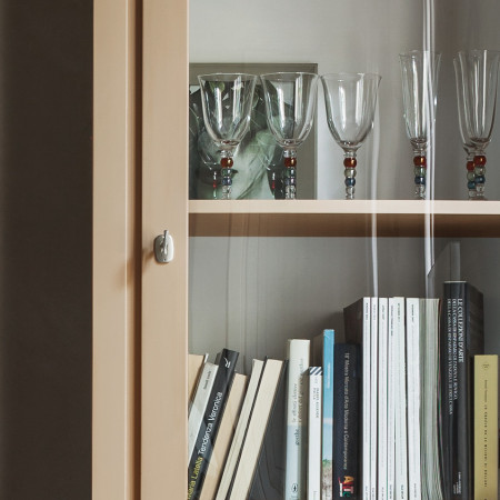 Vetrina sagomata una porta destra con decoro foglia e ripiani in legno