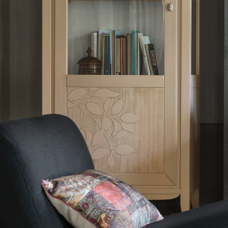 Vetrina sagomata con decoro foglia in legno