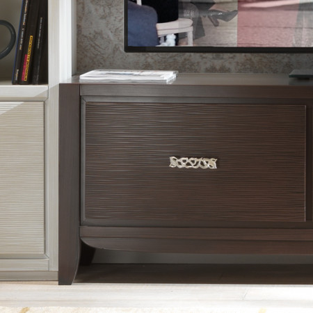 Dettaglio del cassetto porta TV sagomato con decoro onda