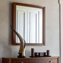 Specchiera con cornice in legno in stile contemporaneo