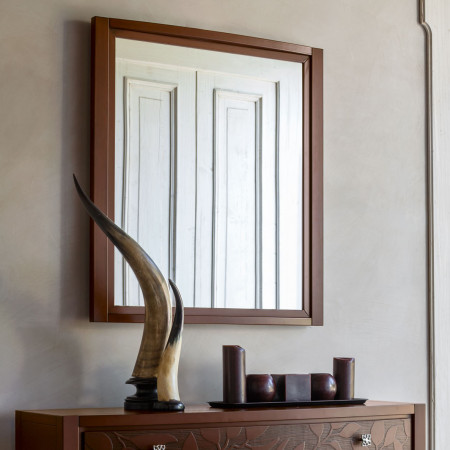 Specchiera con cornice in legno massello, dettaglio decorativo