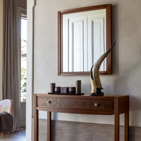 Specchiera con cornice in legno stile contemporaneo su parete