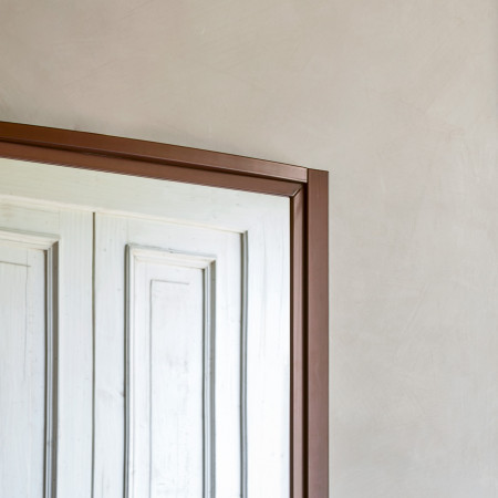 Specchiera con cornice in legno stile contemporaneo dettaglio angolo