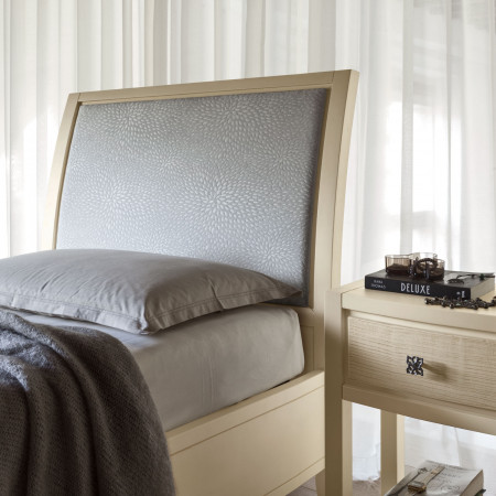 Letto singolo con testata imbottita dettaglio tessuto