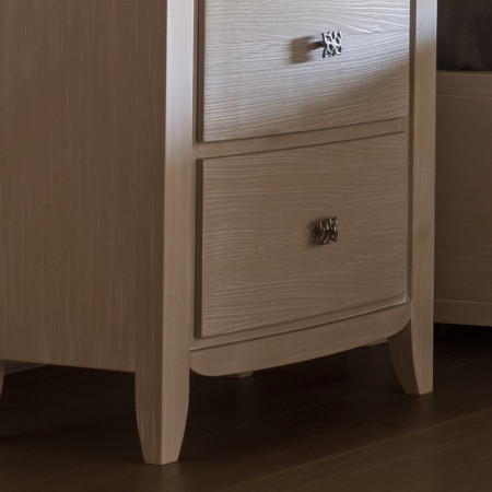 Comodino due cassetti con decoro onda, legno massello
