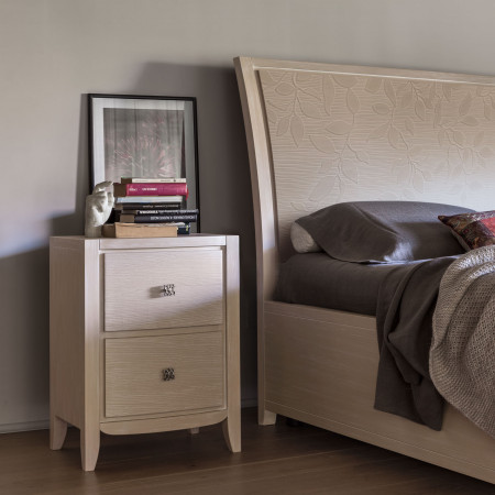 Comodino due cassetti con decoro onda, frontale sagomato